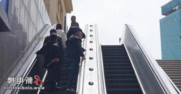 网友反映青岛站东广场扶梯长期关停 负责人：系电梯老化 有专人值守开关