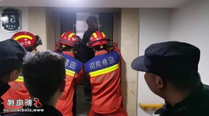 杭州“蓝朋友”一分钟打开电梯救出被困人